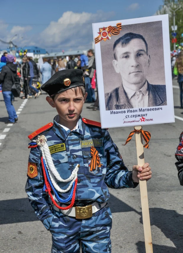 Участники "Бессмертного полка" в Барнауле. 9 мая 2016 года.