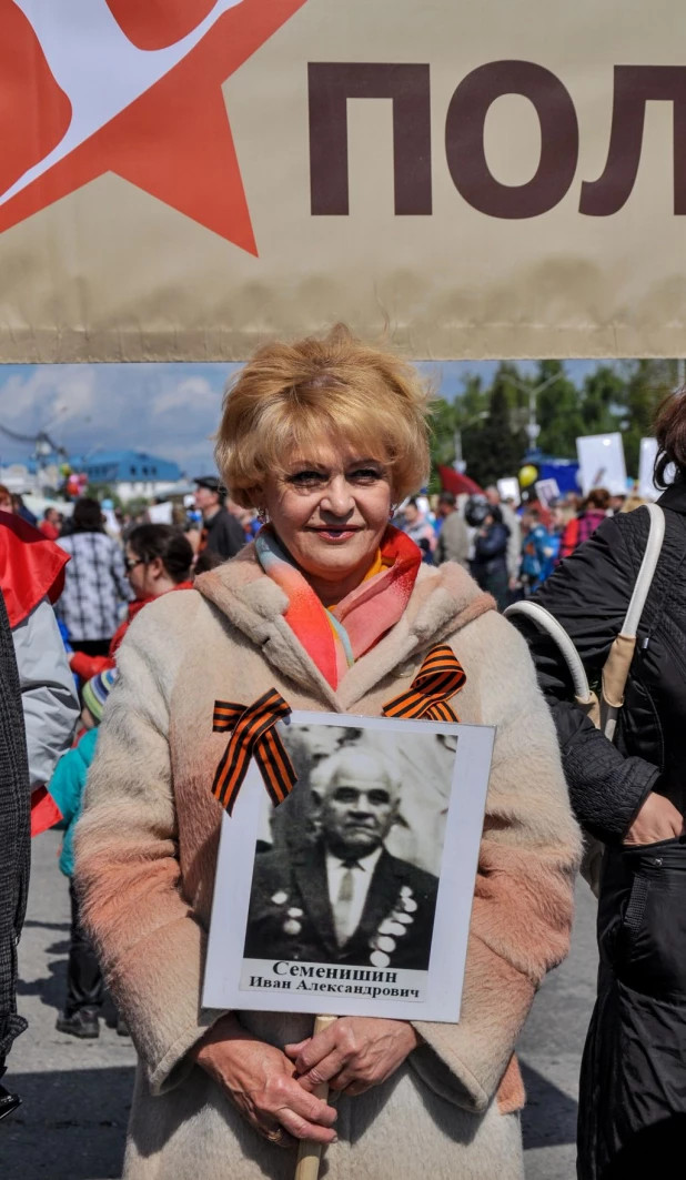 Участники "Бессмертного полка" в Барнауле. 9 мая 2016 года.