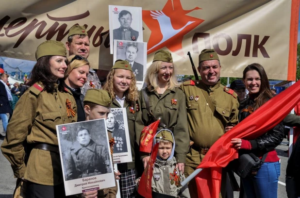 Участники "Бессмертного полка" в Барнауле. 9 мая 2016 года.