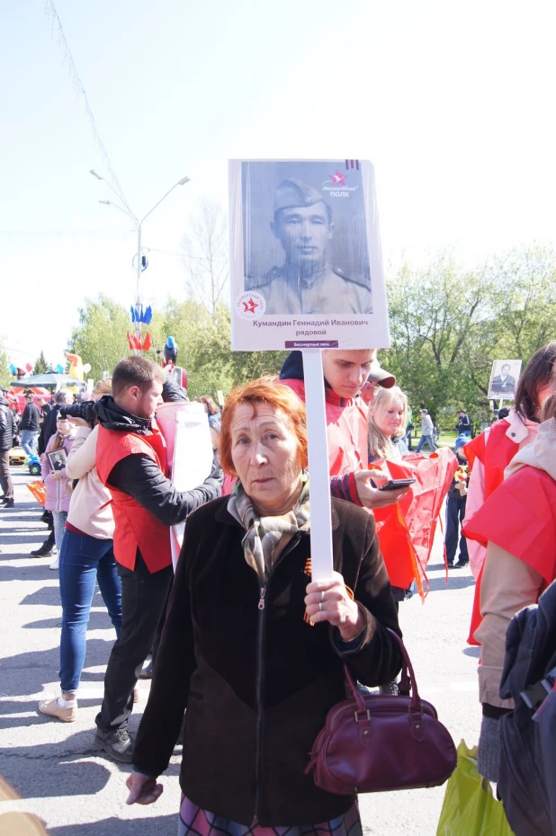 Участники "Бессмертного полка" в Барнауле. 9 мая 2016 года.