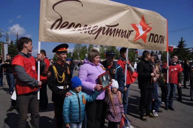 Участники "Бессмертного полка" в Барнауле. 9 мая 2016 года.