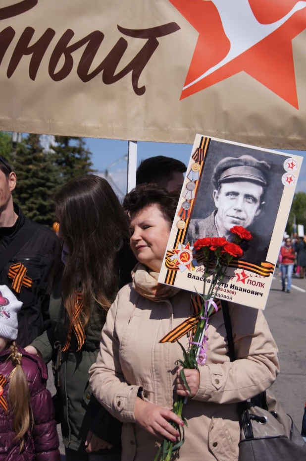 Участники "Бессмертного полка" в Барнауле. 9 мая 2016 года.