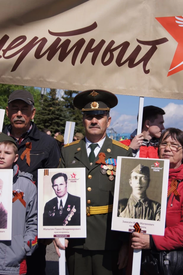 Участники "Бессмертного полка" в Барнауле. 9 мая 2016 года.