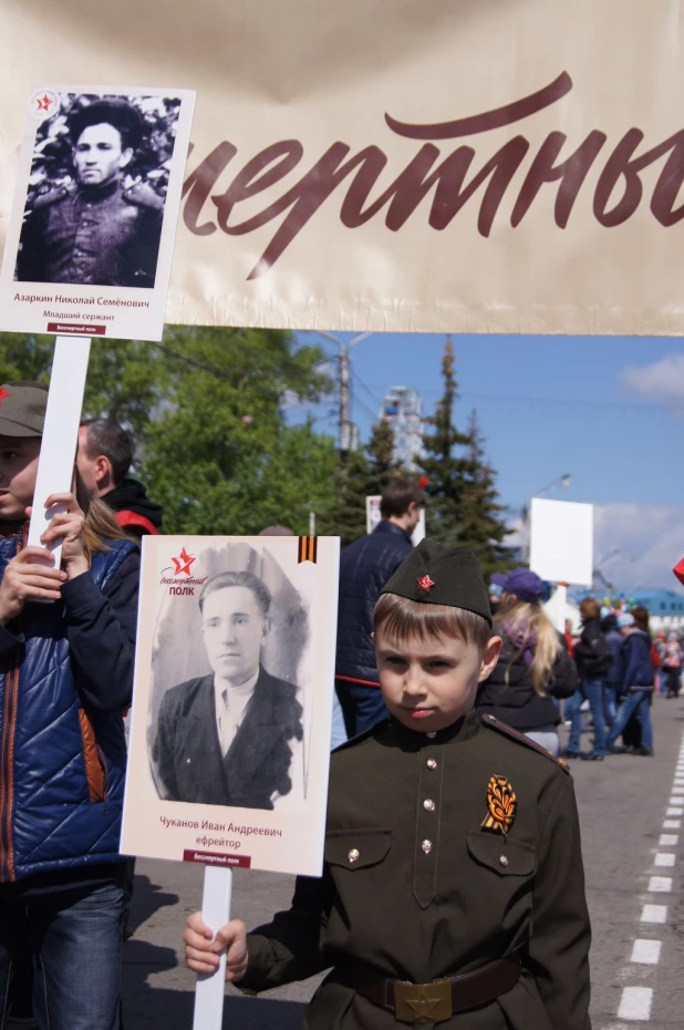 Участники "Бессмертного полка" в Барнауле. 9 мая 2016 года.