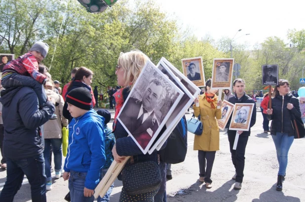 Участники "Бессмертного полка" в Барнауле. 9 мая 2016 года.