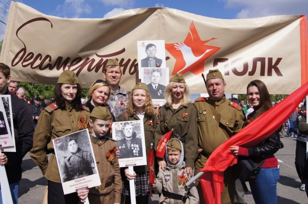 Участники "Бессмертного полка" в Барнауле. 9 мая 2016 года.