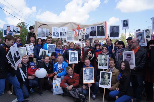 Участники "Бессмертного полка" в Барнауле. 9 мая 2016 года.