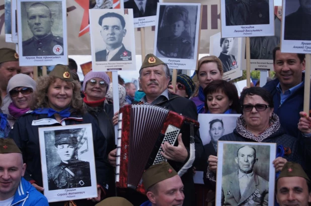 Участники "Бессмертного полка" в Барнауле. 9 мая 2016 года.