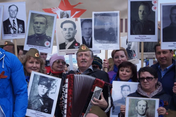 Участники "Бессмертного полка" в Барнауле. 9 мая 2016 года.