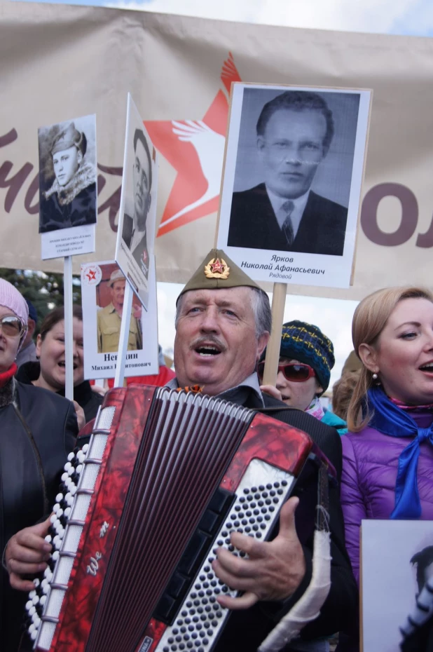 Участники "Бессмертного полка" в Барнауле. 9 мая 2016 года.