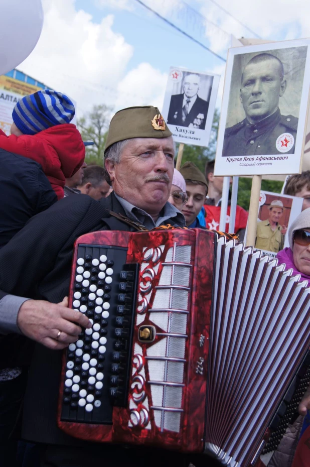 Участники "Бессмертного полка" в Барнауле. 9 мая 2016 года.