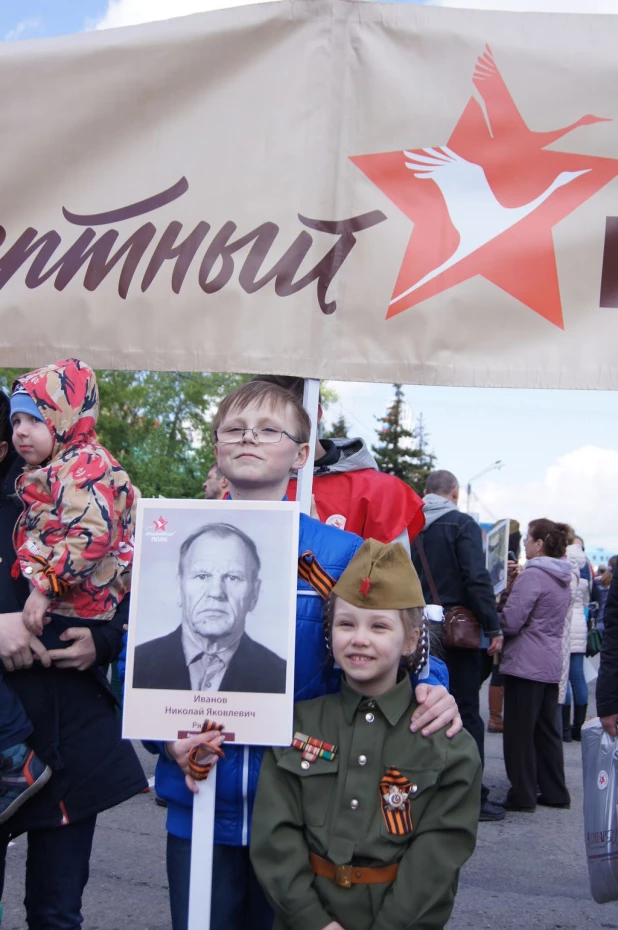 Участники "Бессмертного полка" в Барнауле. 9 мая 2016 года.