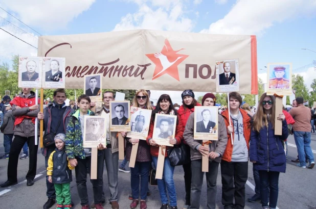 Участники "Бессмертного полка" в Барнауле. 9 мая 2016 года.