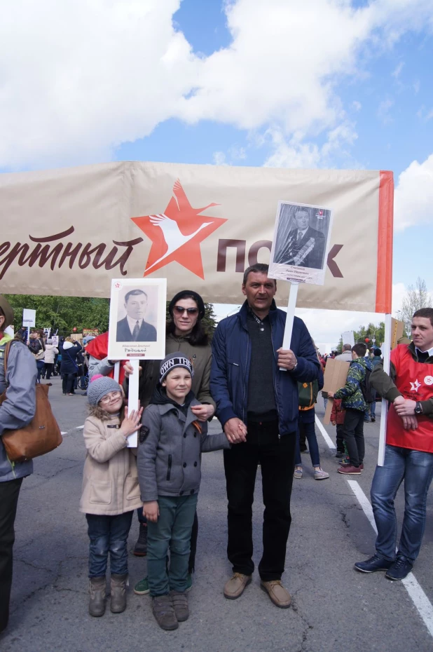 Участники "Бессмертного полка" в Барнауле. 9 мая 2016 года.