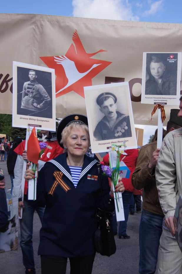 Участники "Бессмертного полка" в Барнауле. 9 мая 2016 года.