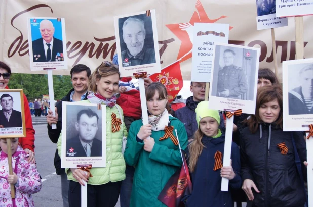 Участники "Бессмертного полка" в Барнауле. 9 мая 2016 года.