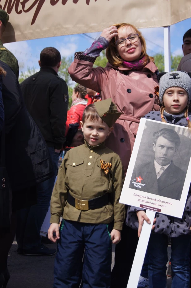 Участники "Бессмертного полка" в Барнауле. 9 мая 2016 года.