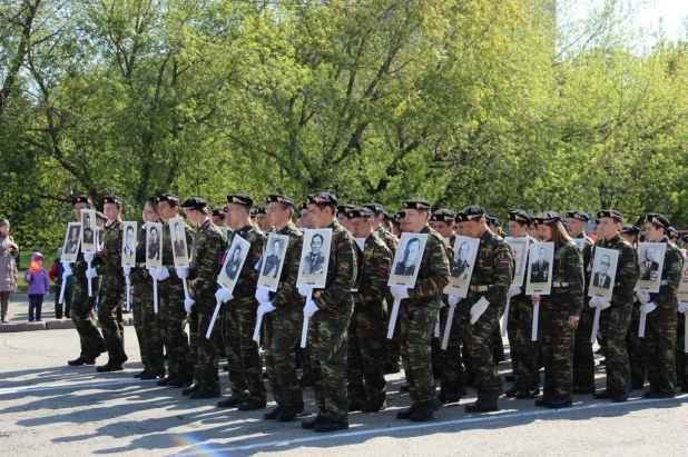 Участники "Бессмертного полка" в Барнауле. 9 мая 2016 года.