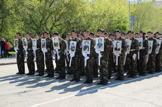 Участники "Бессмертного полка" в Барнауле. 9 мая 2016 года.