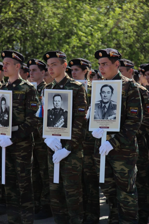 Участники "Бессмертного полка" в Барнауле. 9 мая 2016 года.