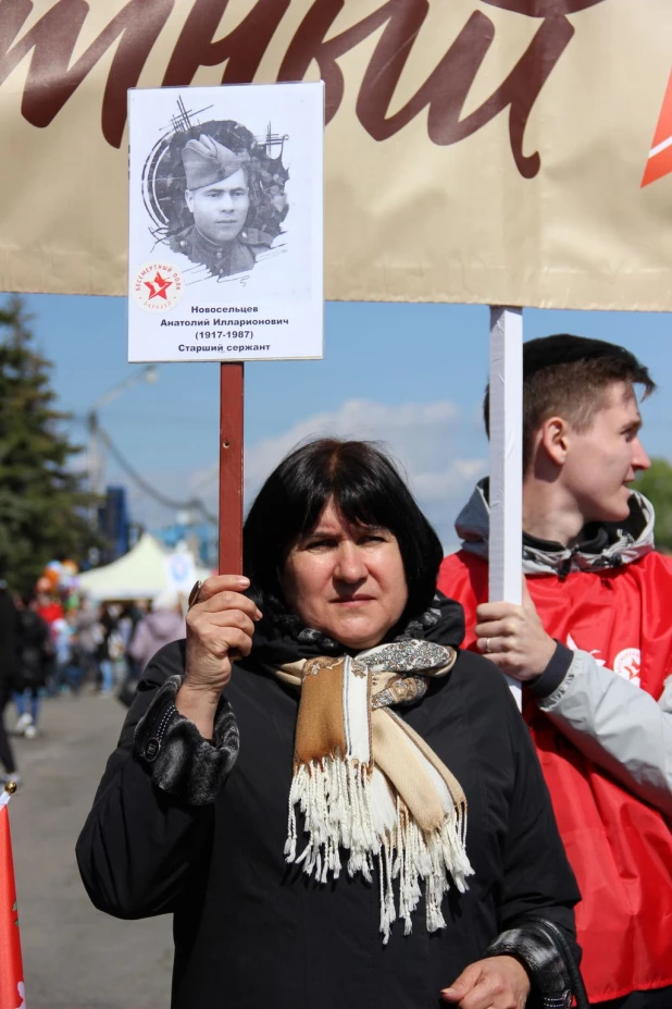 Участники "Бессмертного полка" в Барнауле. 9 мая 2016 года.