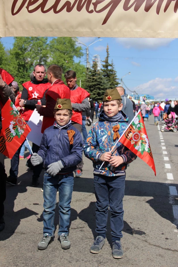 Участники "Бессмертного полка" в Барнауле. 9 мая 2016 года.