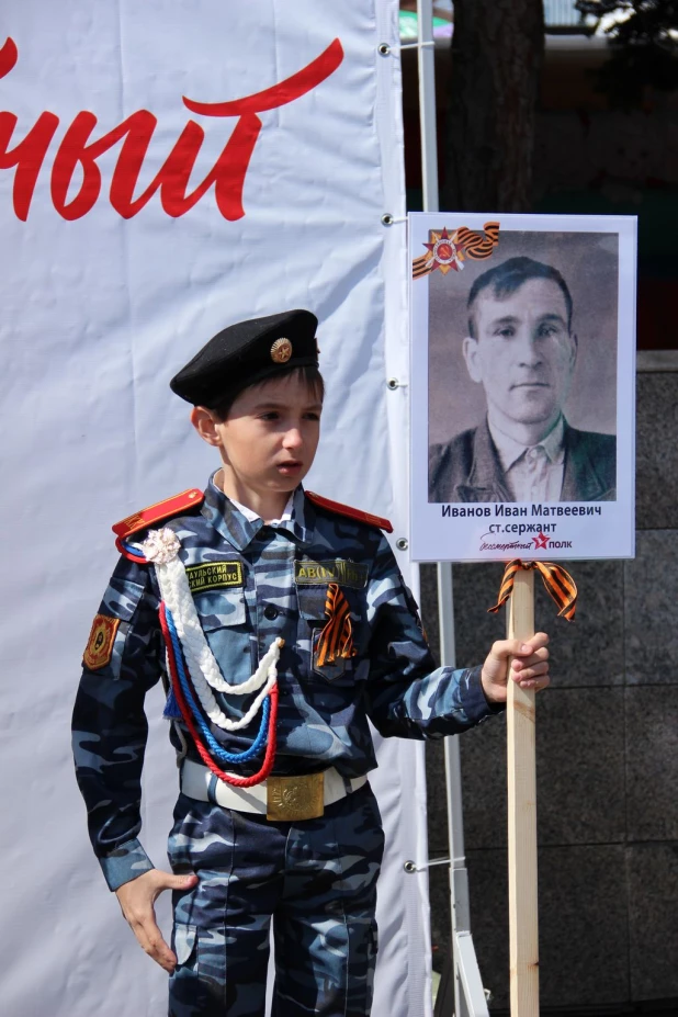 Участники "Бессмертного полка" в Барнауле. 9 мая 2016 года.