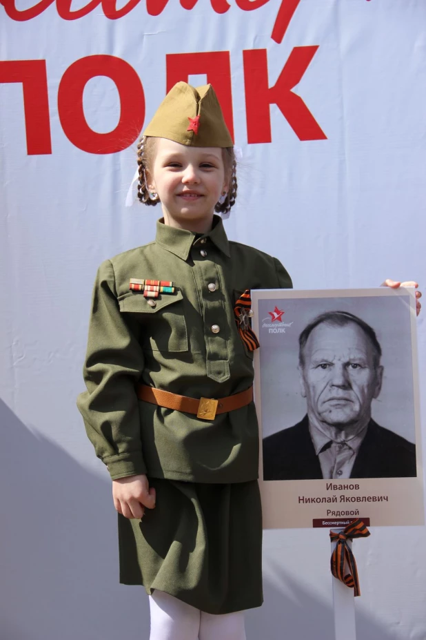 Участники "Бессмертного полка" в Барнауле. 9 мая 2016 года.