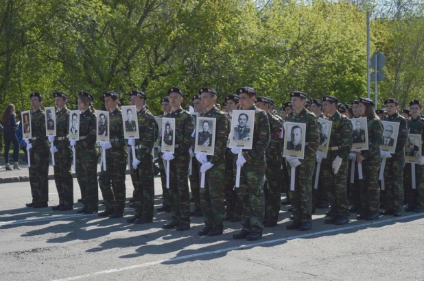 Участники "Бессмертного полка" в Барнауле. 9 мая 2016 года.