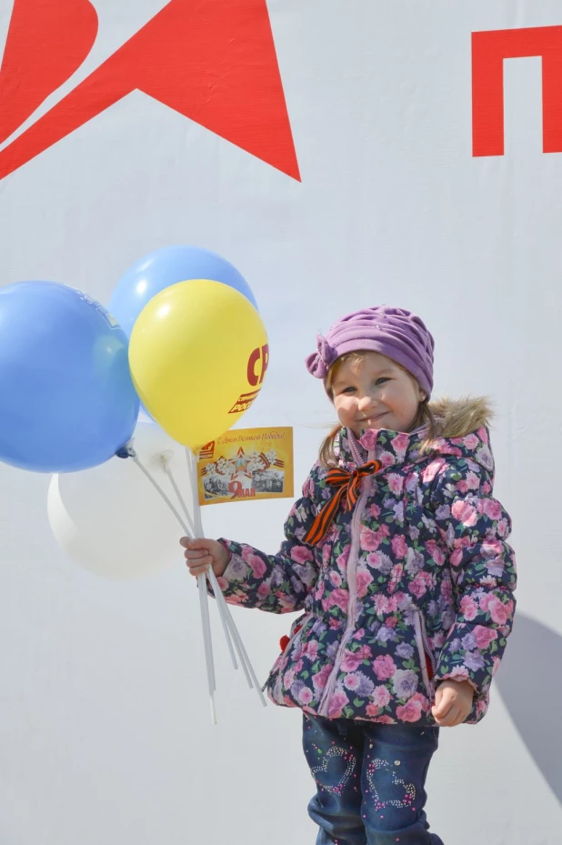 Участники "Бессмертного полка" в Барнауле. 9 мая 2016 года.