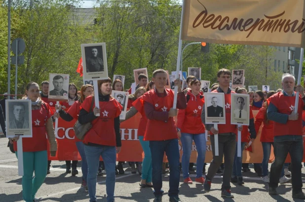 Участники "Бессмертного полка" в Барнауле. 9 мая 2016 года.