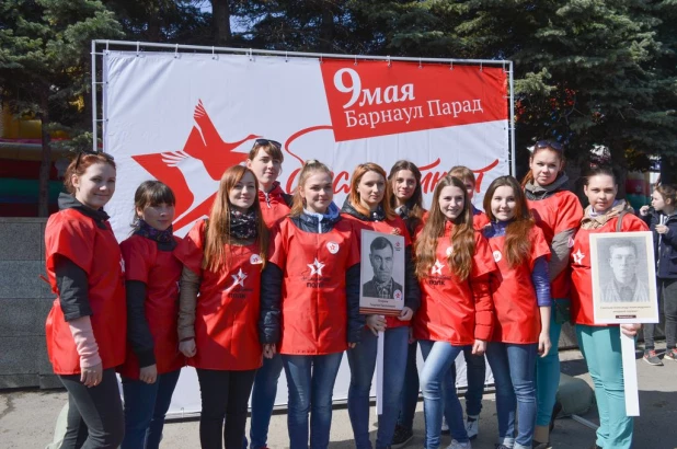 Участники "Бессмертного полка" в Барнауле. 9 мая 2016 года.