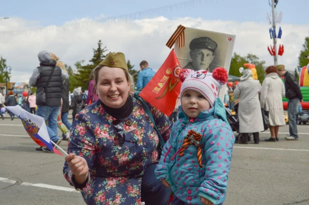 Участники "Бессмертного полка" в Барнауле. 9 мая 2016 года.