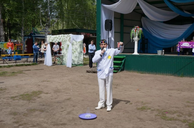 В Барнауле прошли соревнования по переносу жен.