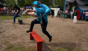 В Барнауле прошли соревнования по переносу жен.