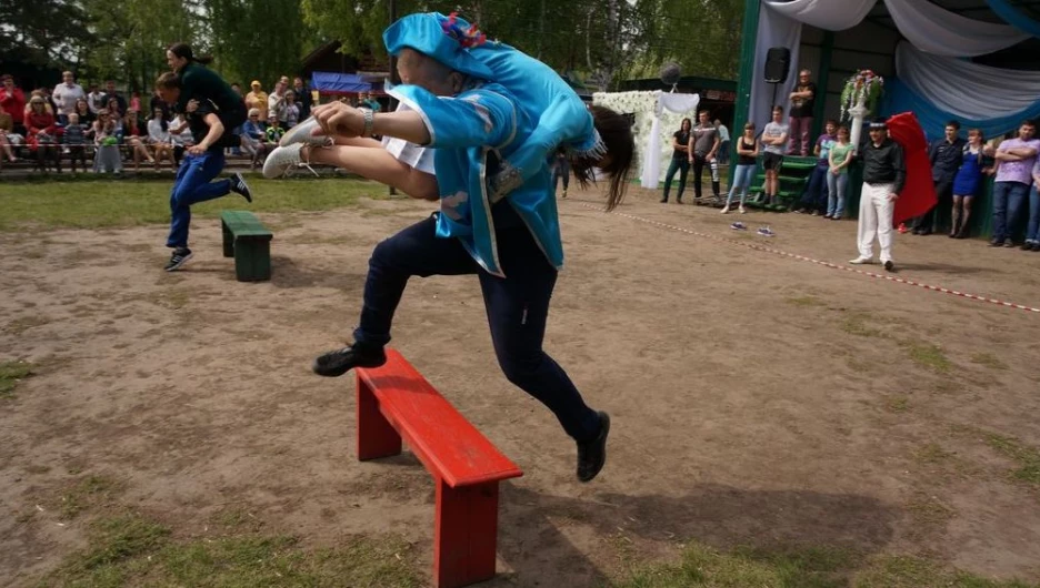 В Барнауле прошли соревнования по переносу жен.