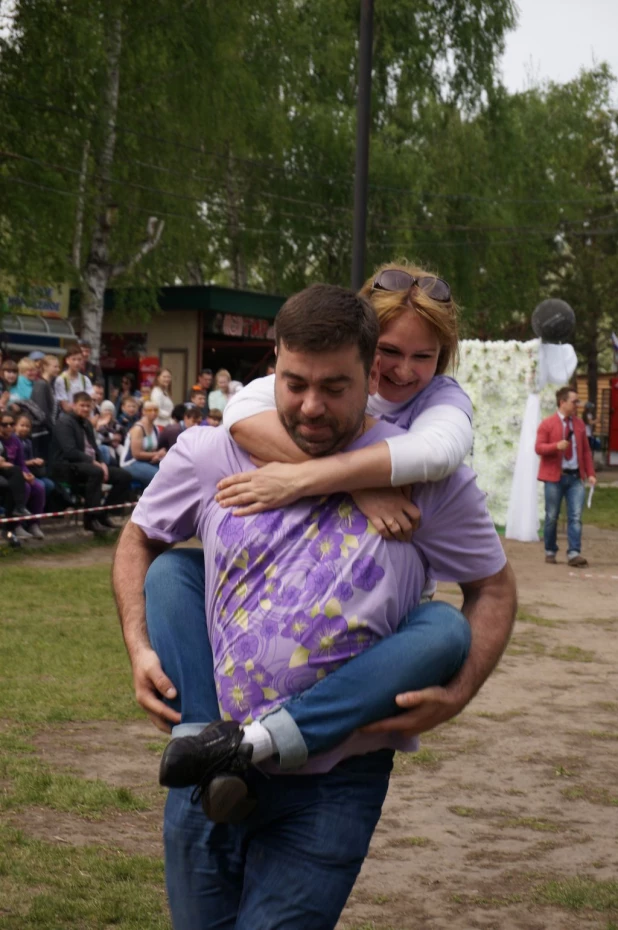 В Барнауле прошли соревнования по переносу жен.