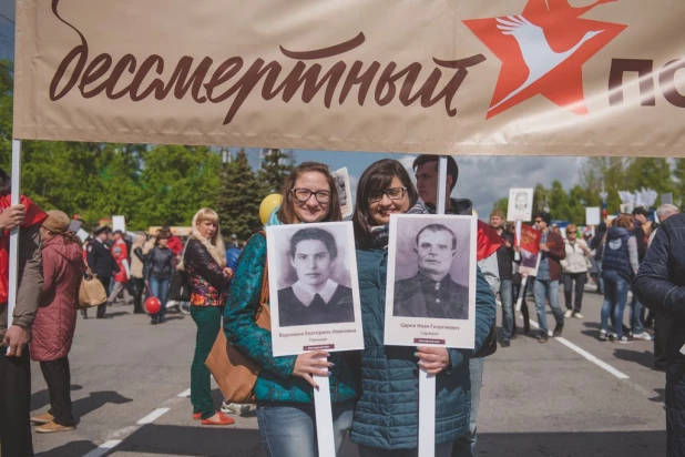 Участники "Бессмертного полка" в Барнауле. 9 мая 2016 года.