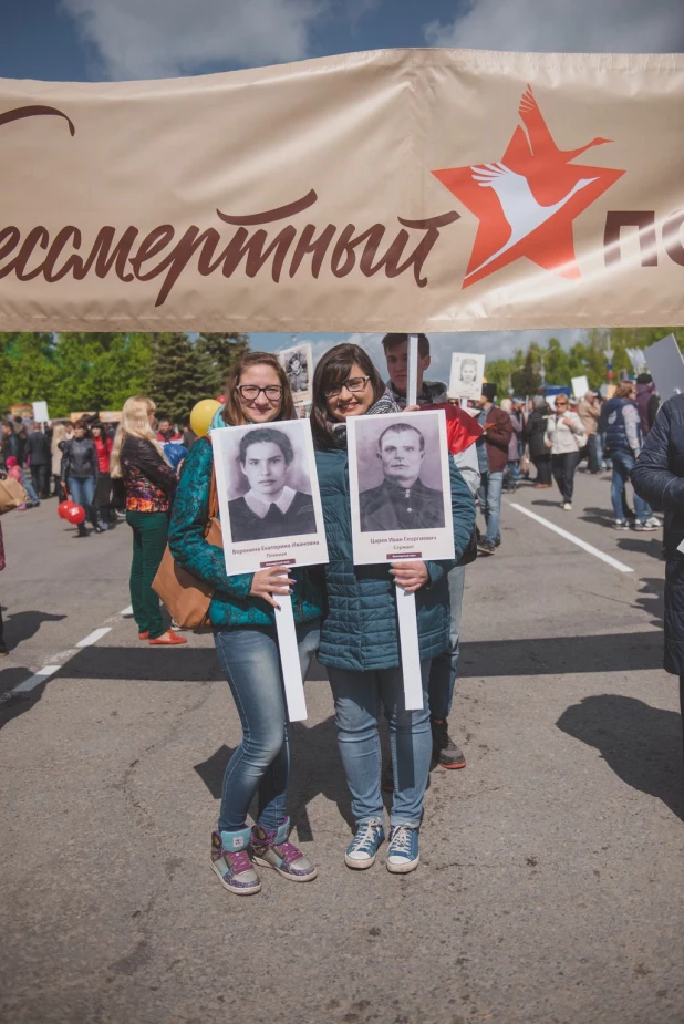 Участники "Бессмертного полка" в Барнауле. 9 мая 2016 года.