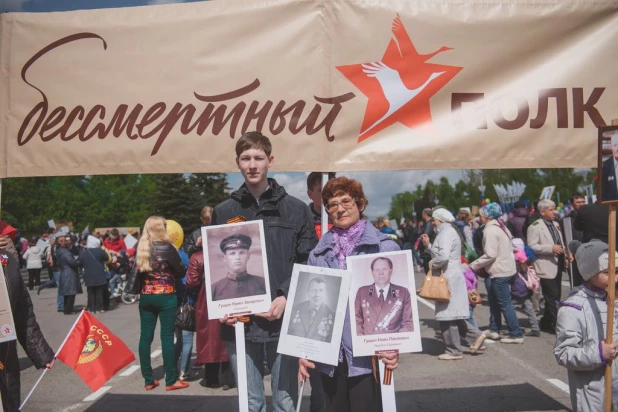 Участники "Бессмертного полка" в Барнауле. 9 мая 2016 года.