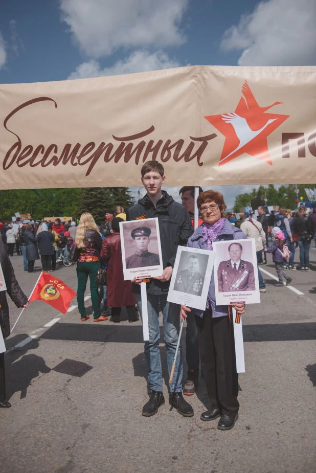 Участники "Бессмертного полка" в Барнауле. 9 мая 2016 года.