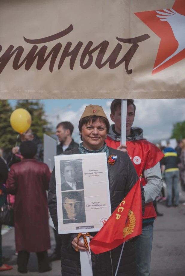 Участники "Бессмертного полка" в Барнауле. 9 мая 2016 года.