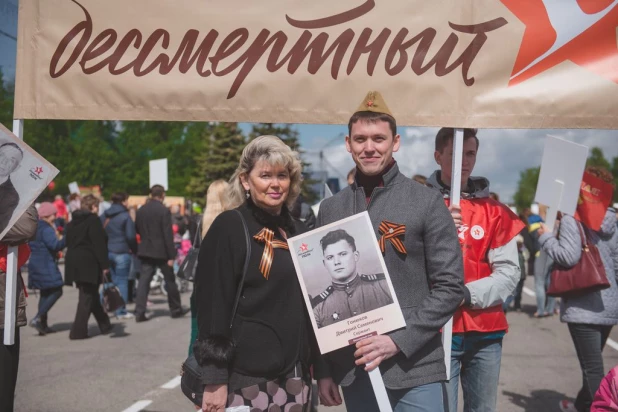 Участники "Бессмертного полка" в Барнауле. 9 мая 2016 года.