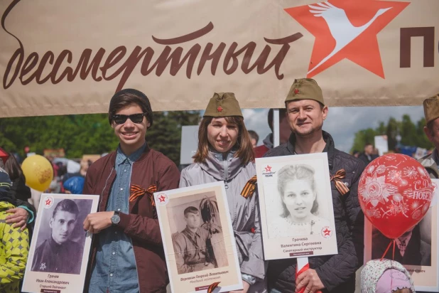 Участники "Бессмертного полка" в Барнауле. 9 мая 2016 года.