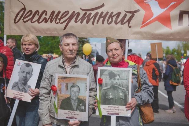 Участники "Бессмертного полка" в Барнауле. 9 мая 2016 года.