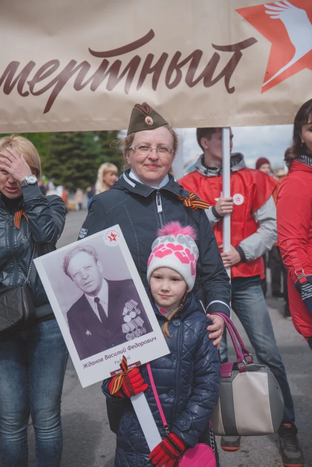 Участники "Бессмертного полка" в Барнауле. 9 мая 2016 года.