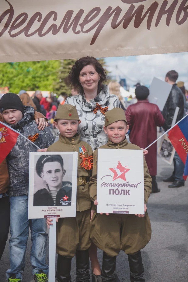 Участники "Бессмертного полка" в Барнауле. 9 мая 2016 года.