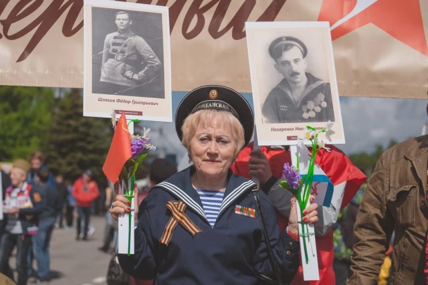 Участники "Бессмертного полка" в Барнауле. 9 мая 2016 года.