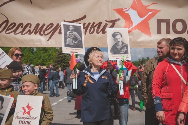 Участники "Бессмертного полка" в Барнауле. 9 мая 2016 года.