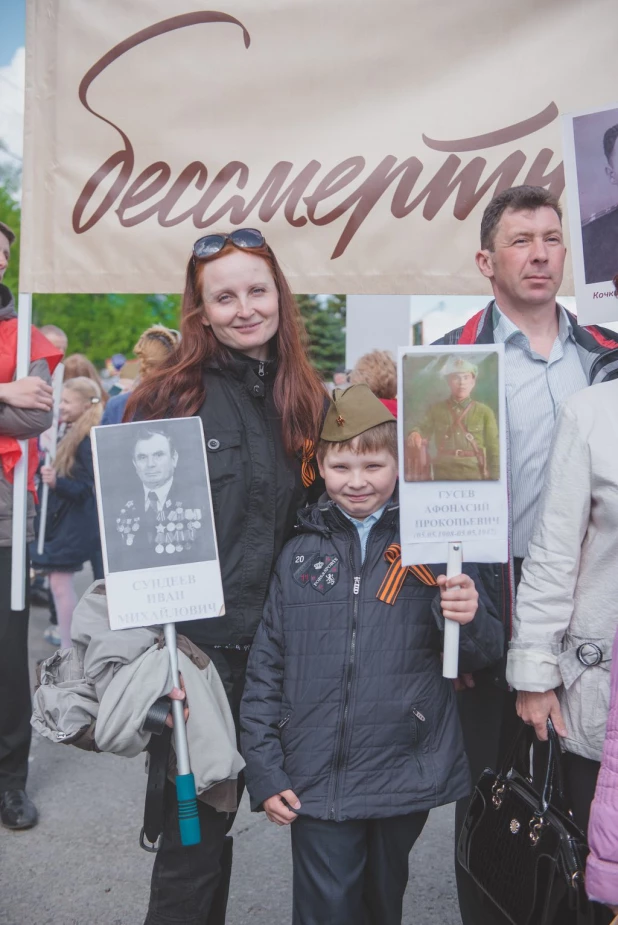 Участники "Бессмертного полка" в Барнауле. 9 мая 2016 года.